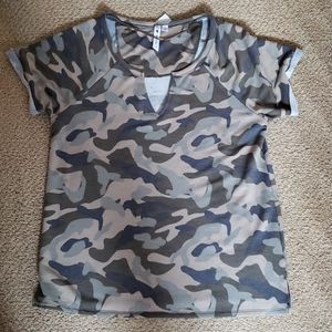 NWT Cable & Gauge Split V-Neck Camo Size Medium